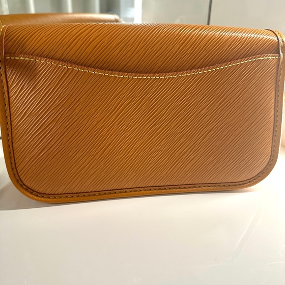 Louis Vuitton Buci Crossbody Epi Leather - Picture 3 of 4